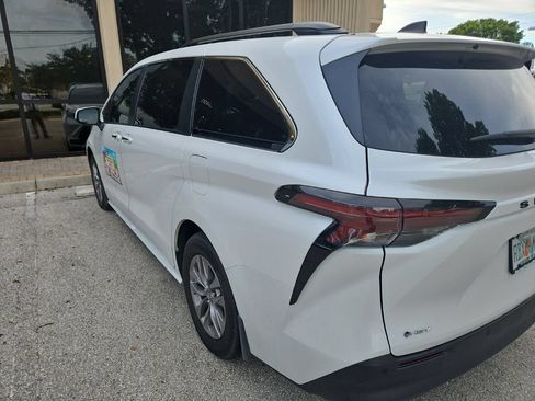 Used 2025 Toyota Sienna XLE w/ XLE Plus Package FWD image 11