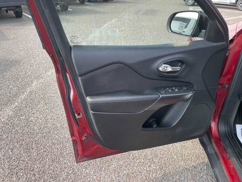 Used 2017 Jeep Cherokee Sport FWD image 10