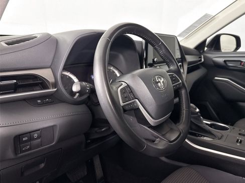 Certified 2023 Toyota Highlander LE image 13