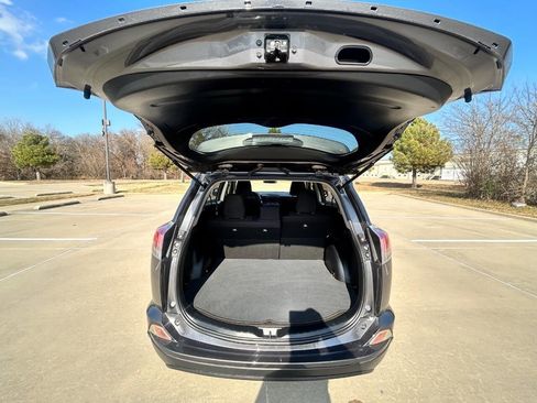 Used 2016 Toyota RAV4 LE image 10