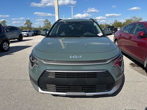 Used 2023 Kia Niro EX image 2
