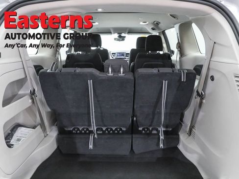 Used 2023 Chrysler Voyager LX FWD image 9