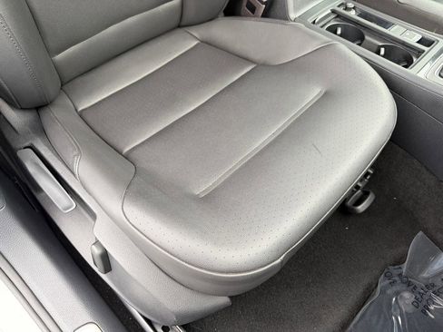 Used 2019 Volkswagen e-Golf SEL Premium image 34