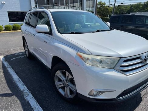 Used 2012 Toyota Highlander Limited w/ Tow Pkg AWD/4WD image 3