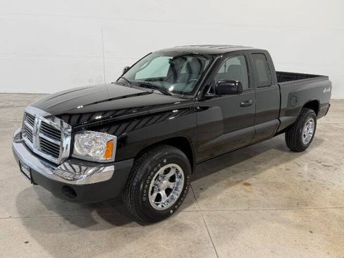 Used 2005 Dodge Dakota SLT w/ Trailer Tow Group AWD/4WD image 2
