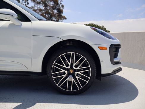 Certified 2022 Porsche Macan AWD/4WD image 11