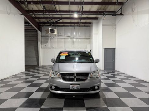 Used 2017 Dodge Grand Caravan SXT image 3