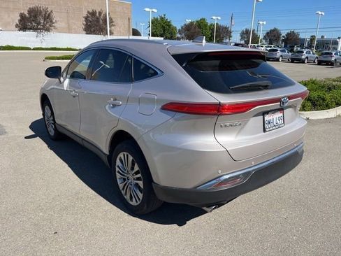 Used 2024 Toyota Venza XLE image 7