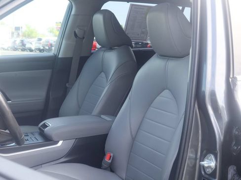 Used 2023 Toyota Highlander XLE AWD/4WD image 31