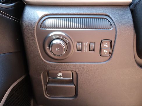 Used 2024 Jeep Wagoneer Series III AWD/4WD image 32