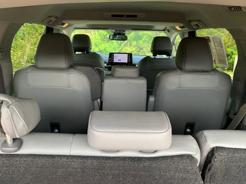 Used 2024 Toyota Sienna XLE FWD image 28