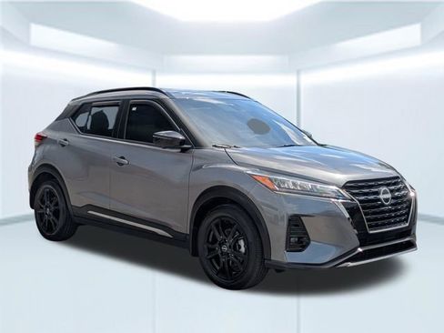 Used 2023 Nissan Kicks SR w/ SR Premium Package FWD image 8