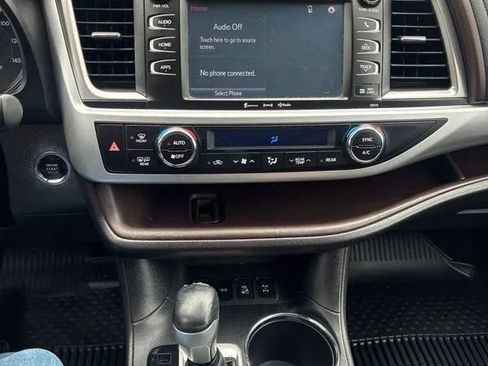 Used 2018 Toyota Highlander XLE AWD/4WD image 29