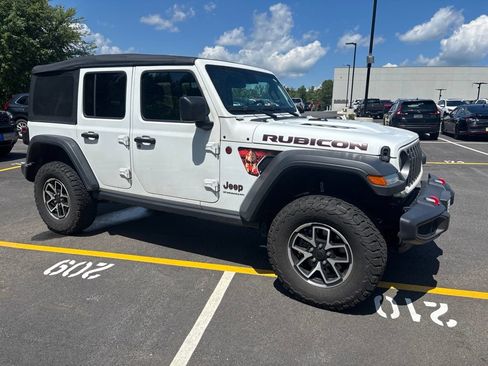 Used 2025 Jeep Wrangler Unlimited Rubicon AWD/4WD image 3