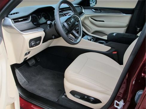 Used 2025 Jeep Grand Cherokee L Limited w/ Luxury Tech Group II AWD/4WD image 9