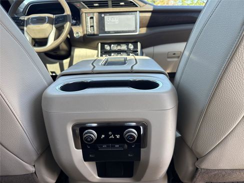 Used 2022 GMC Yukon Denali w/ Advanced Technology Package image 26