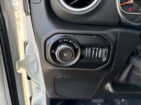 Used 2020 Jeep Wrangler Unlimited Sahara image 24