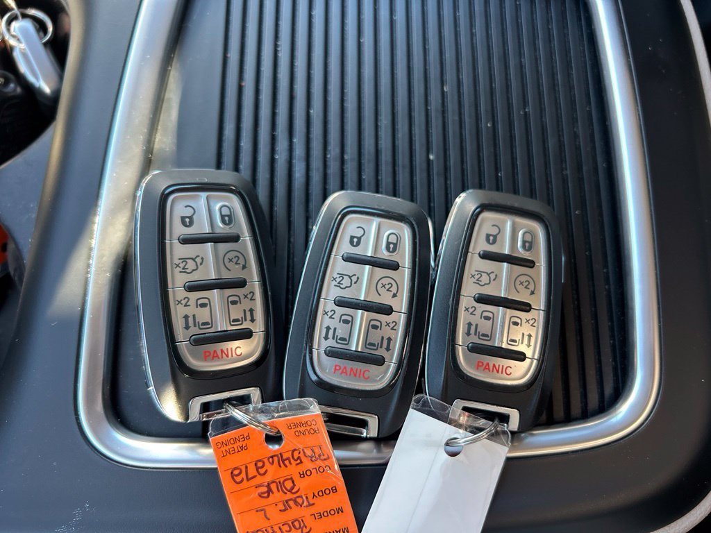 Used 2023 Chrysler Pacifica Touring-L w/ Uconnect Theater Family Group AWD/4WD image 19
