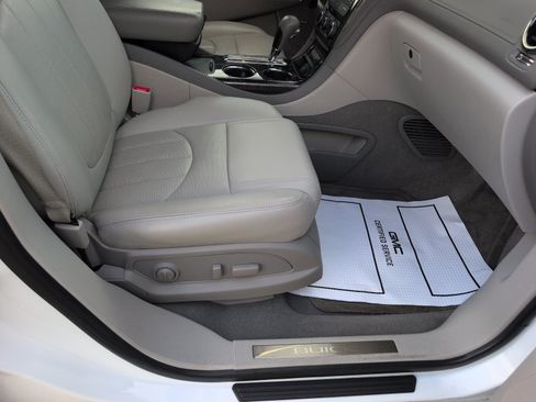 Used 2017 Buick Enclave Leather FWD image 9