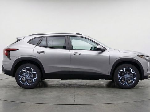 Used 2025 Chevrolet Trax LT w/ LT Convenience Package image 11