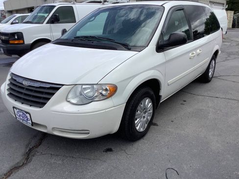 Used 2006 Chrysler Town & Country LX w/ Popular Equipment Group II FWD image 13