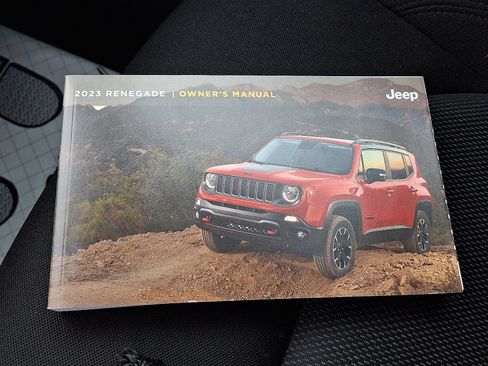 Used 2023 Jeep Renegade Latitude image 24