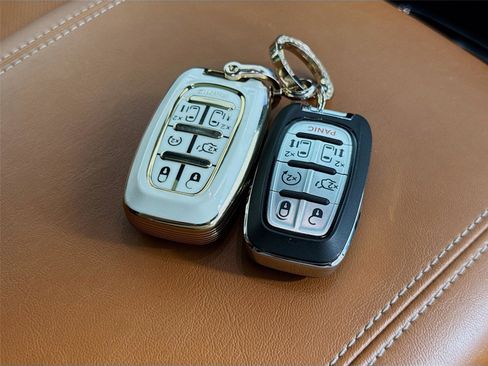 Used 2024 Chrysler Pacifica Pinnacle w/ Trailer Tow Group AWD/4WD image 29