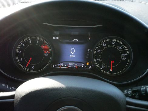 Used 2021 Jeep Cherokee Latitude Lux w/ Comfort/Convenience Group image 21