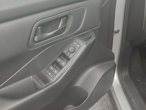 Used 2024 Nissan Rogue S AWD/4WD image 8