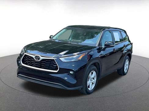 Used 2025 Toyota Highlander LE FWD image 7