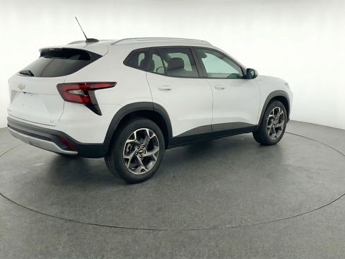 Used 2025 Chevrolet Trax LT image 9