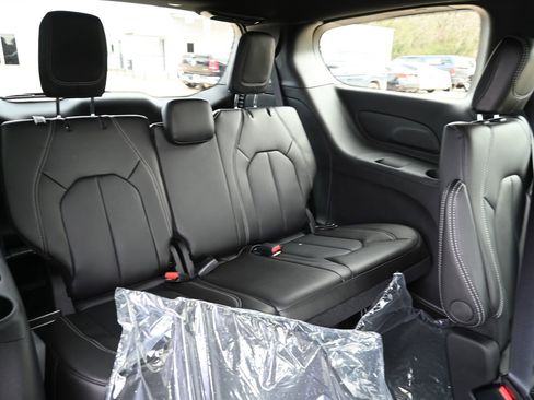 New 2026 Chrysler Pacifica Select image 25