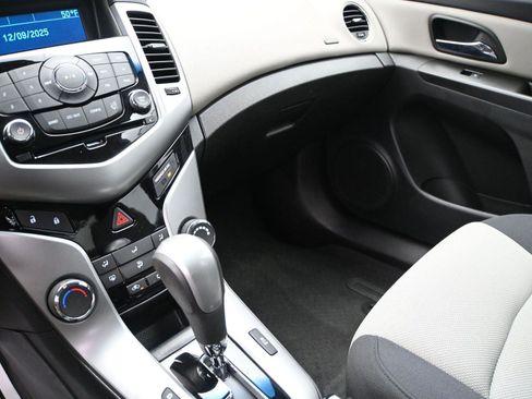 Used 2014 Chevrolet Cruze LS image 4