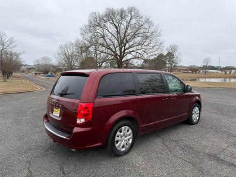 Used 2018 Dodge Grand Caravan SE image 5