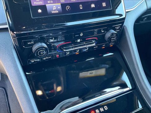 New 2025 Jeep Grand Cherokee Altitude image 18