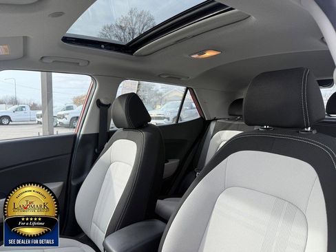 Used 2022 Hyundai Venue SEL w/ Cargo Package image 9