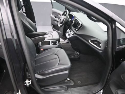 Used 2025 Chrysler Pacifica Select image 18