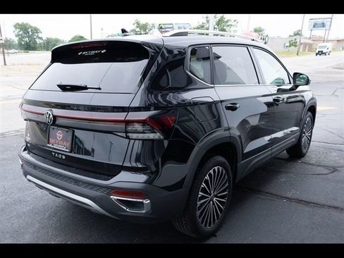 Used 2025 Volkswagen Taos SE FWD image 5