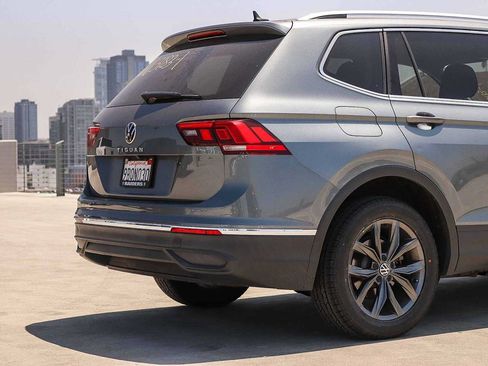 Certified 2022 Volkswagen Tiguan SE FWD image 9
