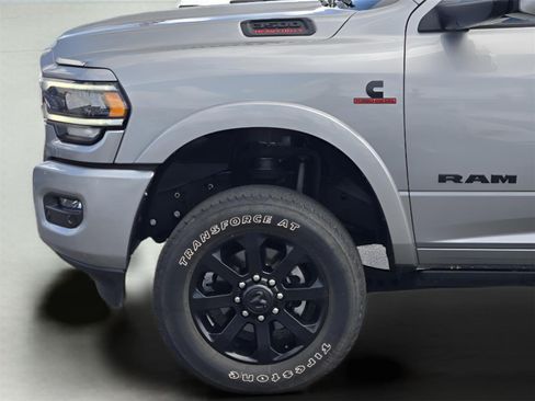 Used 2022 RAM 3500 Laramie AWD/4WD image 9