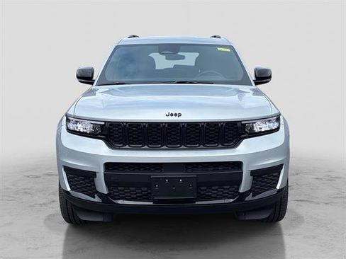 Used 2025 Jeep Grand Cherokee L Altitude image 2