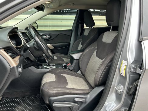 Used 2017 Jeep Cherokee Sport w/ Cold Weather Group image 11