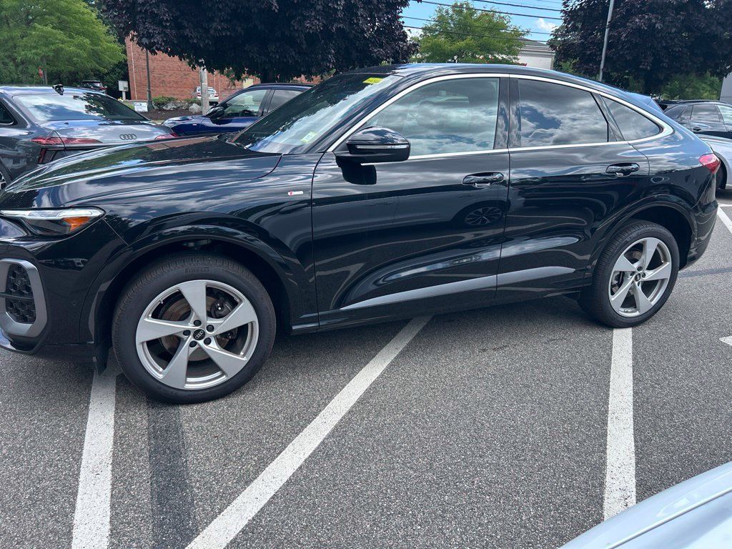 Used 2025 Audi Q5 Premium Plus w/ Premium Plus AWD/4WD image 2