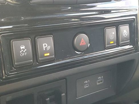 Used 2021 Nissan Titan PRO-4X w/ Pro-4x Convenience Package AWD/4WD image 29
