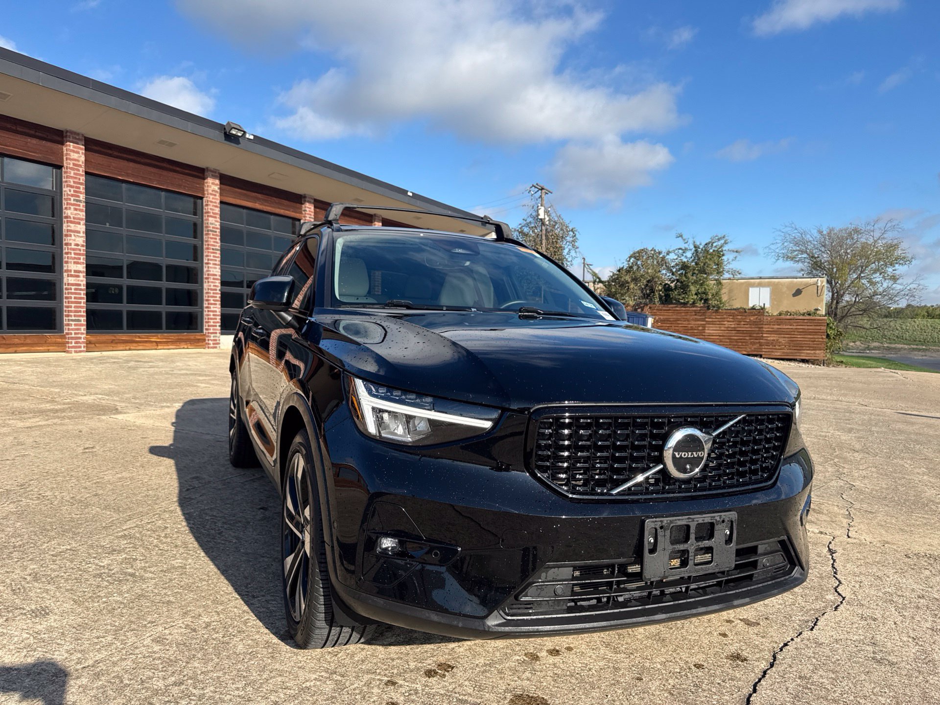 Used 2023 Volvo XC40 B5 Ultimate w/ Protection Package Premier AWD/4WD image 3
