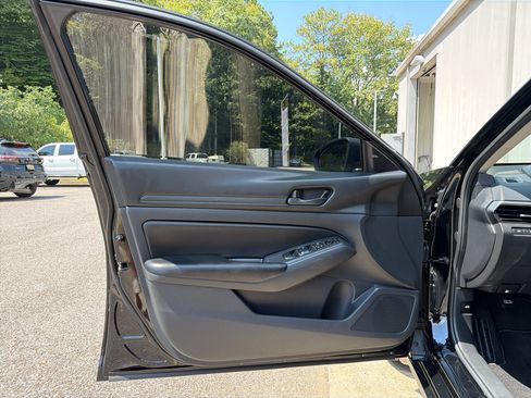 Used 2024 Nissan Altima 2.5 S FWD image 9