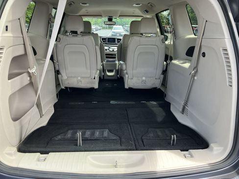 Used 2019 Chrysler Pacifica Touring-L FWD image 30