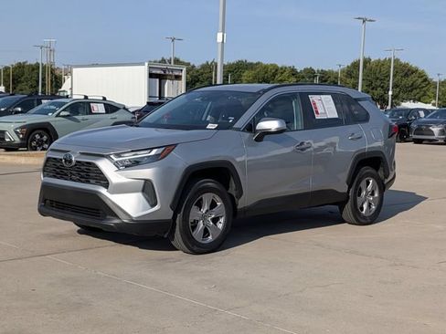 Used 2025 Toyota RAV4 XLE FWD image 10