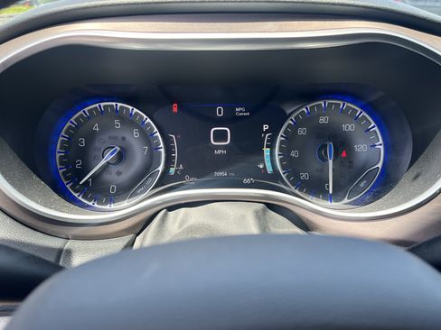 Used 2018 Chrysler Pacifica Touring-L Plus w/ Tire & Wheel Group FWD image 2