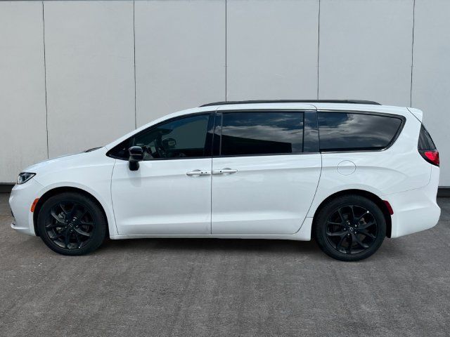 Used 2025 Chrysler Pacifica Limited FWD image 2